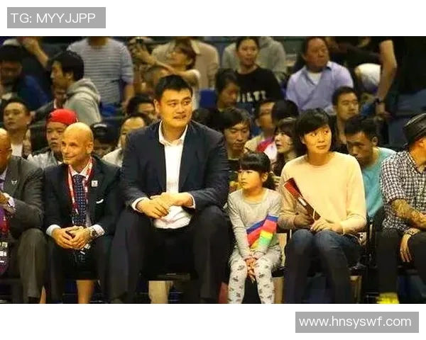 姚明退役后首次走上街头与球迷亲密互动引发热烈反响 姚明退役后首次走上街头与球迷亲密互动引发热烈反响