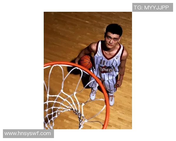 姚明街头吸引众人目光展现篮球巨星风采与人气魅力 姚明街头吸引众人目光展现篮球巨星风采与人气魅力