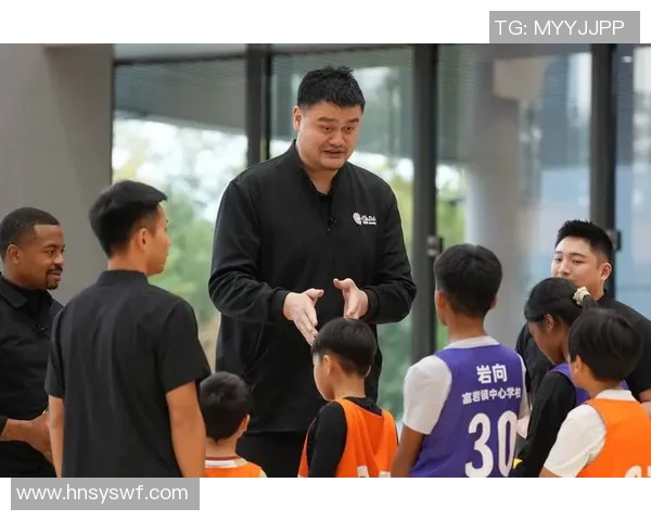 姚明近期重返篮球场展现风采引发球迷热议与期待