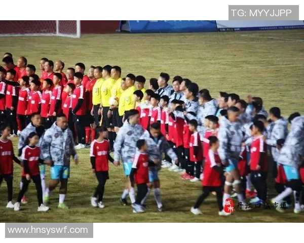 与足球明星亲密接触粉丝们的合照瞬间记录梦想与激情