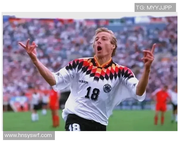 揭秘足球明星便衣身份背后的故事与传奇经历