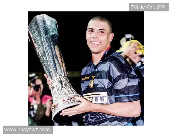 足球巨星罗纳尔多的艺术魅力与传奇生涯肖像画赏析